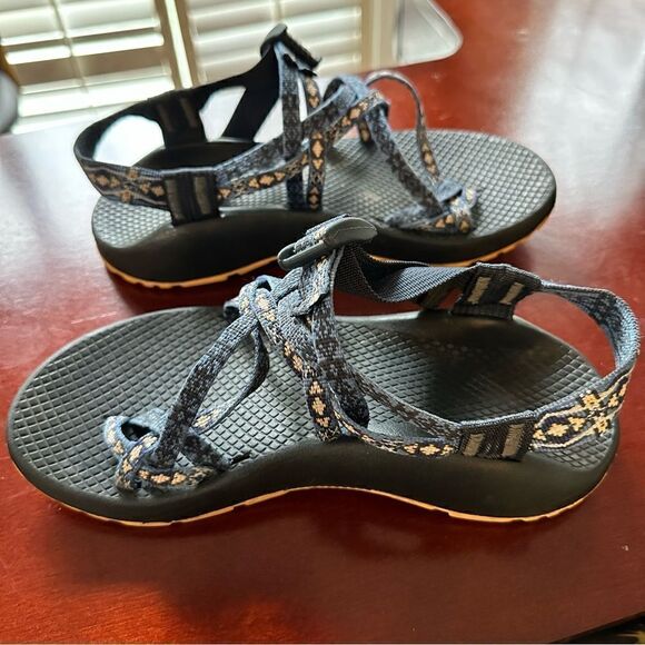 Chaco's Blue Pattern Sandals Size W7 - Picture 3 of 8